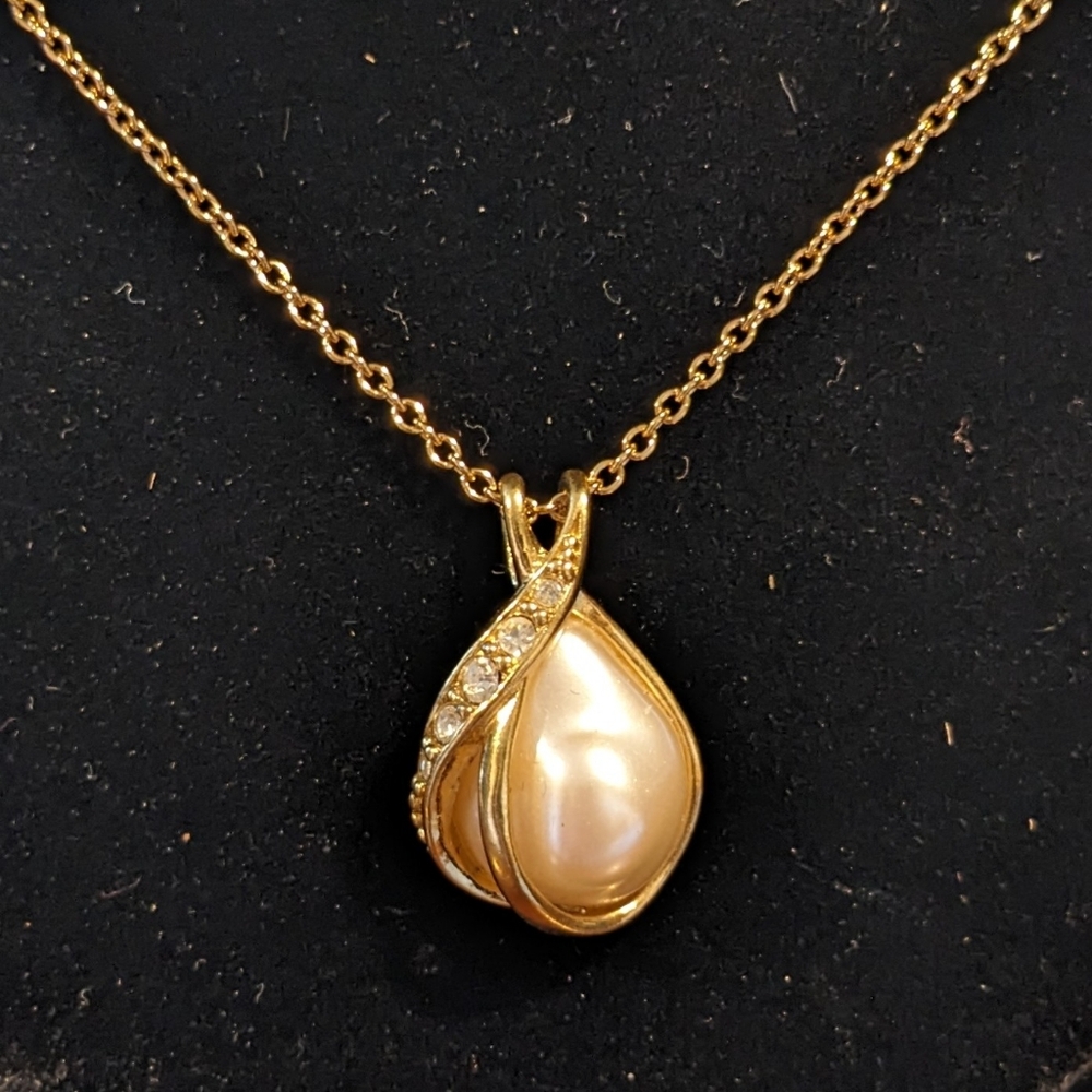 AVON faux pearl and clear gemstones 17 inch gold tone necklace